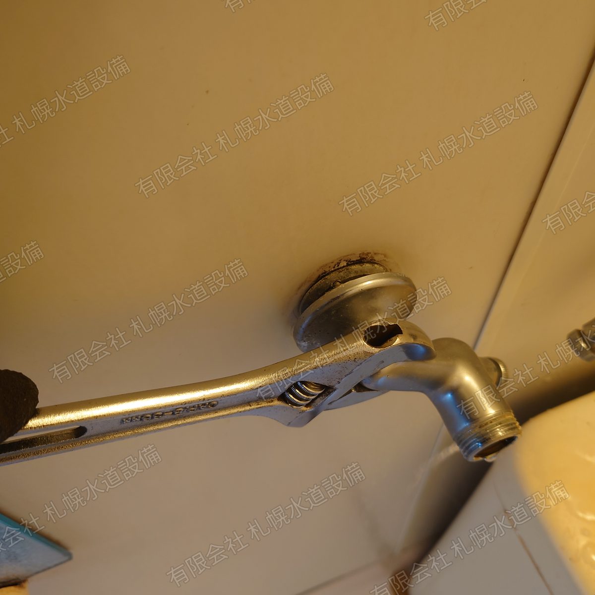 2ハンドルシャワー栓 工具でじんわり力をかけて取り外し